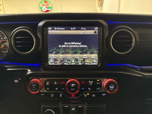 Used 2020 Jeep Gladiator Overland image 23