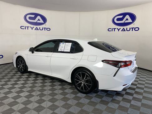 Used 2022 Toyota Camry SE w/ Convenience Package image 3