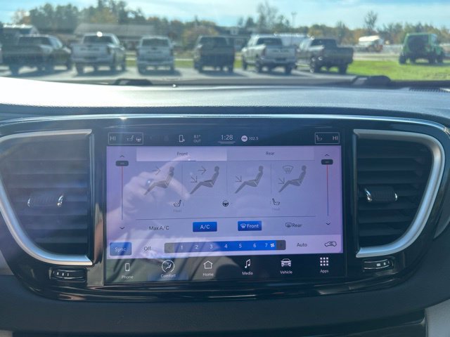Used 2022 Chrysler Pacifica Touring-L FWD image 24