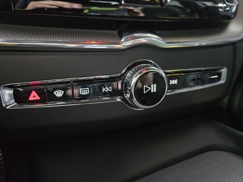 Used 2018 Volvo XC60 T8 R-Design image 23