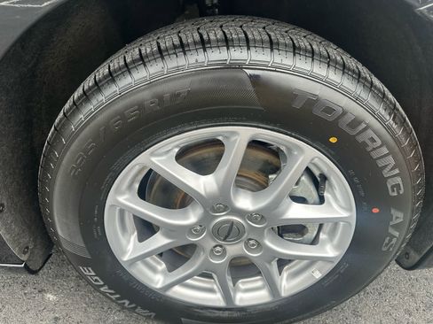 Used 2024 Chrysler Pacifica Touring-L image 10