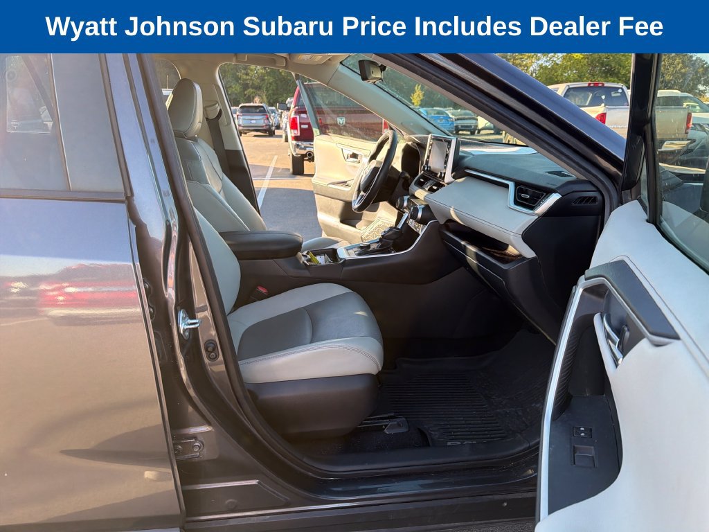 Used 2020 Toyota RAV4 Limited AWD/4WD image 43