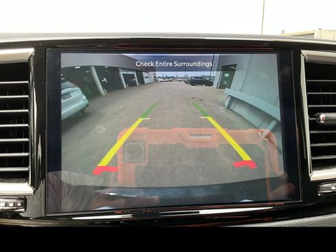 Used 2023 Chrysler Pacifica Touring-L FWD image 6