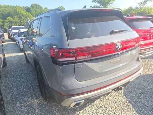 Used 2025 Volkswagen Atlas Peak Edition SE AWD/4WD image 5