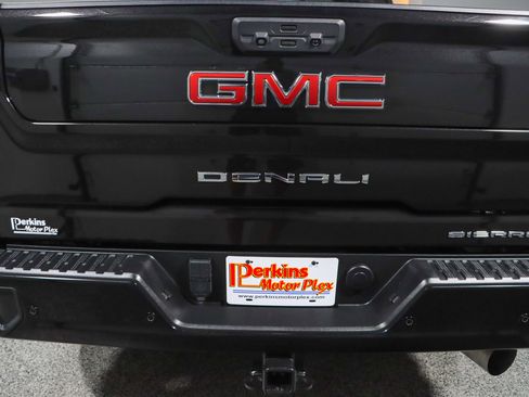Used 2022 GMC Sierra 2500 Denali w/ Denali Black Diamond Edition AWD/4WD image 8