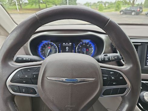 Used 2018 Chrysler Pacifica Touring-L FWD image 24