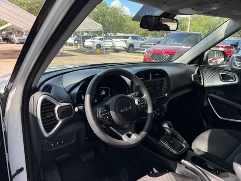 Used 2025 Kia Soul LX w/ LX Technology Package FWD image 31