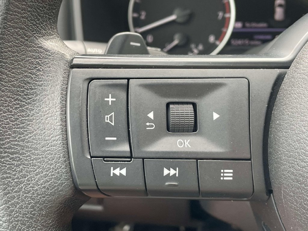 Used 2024 Nissan Rogue SV FWD image 29