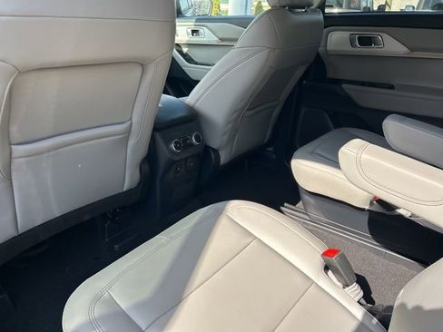 Used 2025 Ford Explorer Active w/ Active Comfort Package image 16