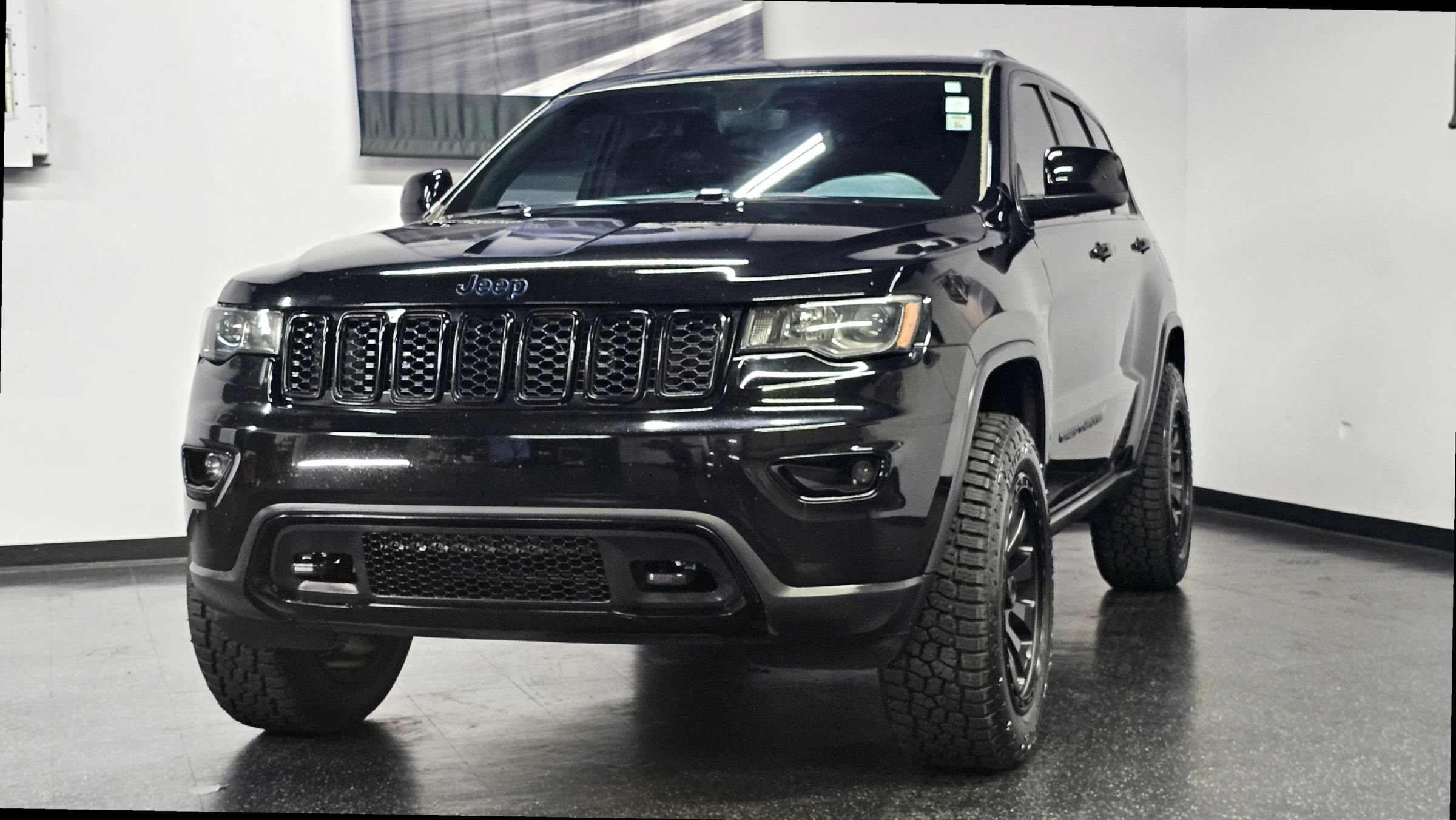 Used 2018 Jeep Grand Cherokee Laredo AWD/4WD image 9