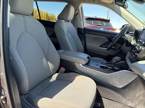 Used 2021 Toyota Highlander L image 13