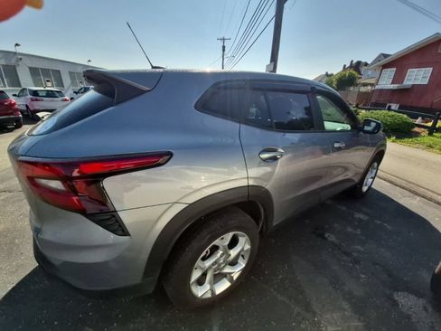 Used 2025 Chevrolet Trax LS w/ LS Convenience Package FWD image 8