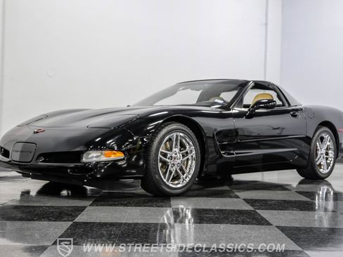 Used 2004 Chevrolet Corvette Coupe w/ Preferred Equipment Group image 19