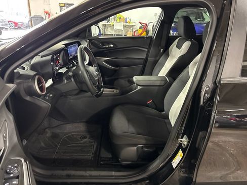Used 2025 Chevrolet Trax RS FWD image 26