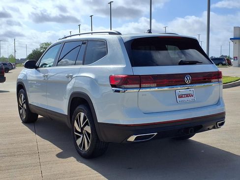 Used 2025 Volkswagen Atlas SE image 2