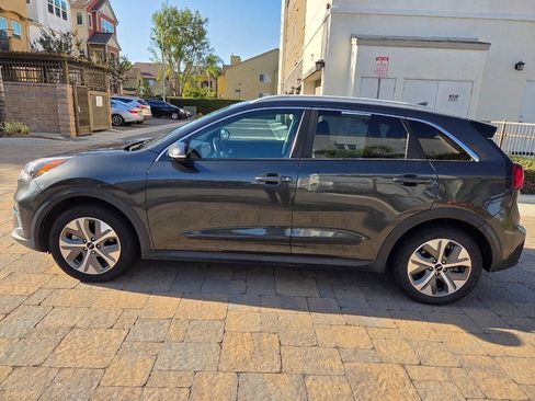 Used 2022 Kia Niro EX Premium FWD image 11