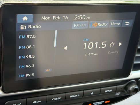 Used 2025 Hyundai Venue SEL image 17