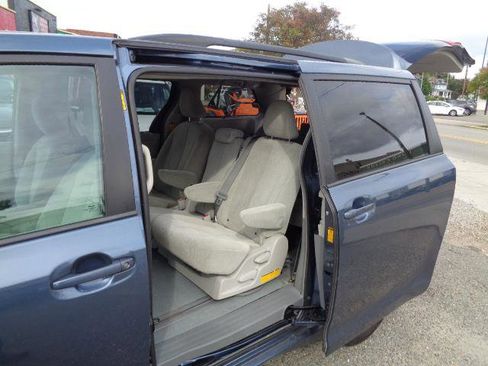 Used 2014 Toyota Sienna LE image 25
