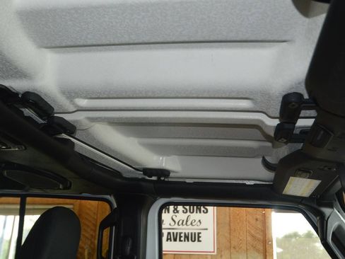 Used 2022 Jeep Gladiator Sport AWD/4WD image 11