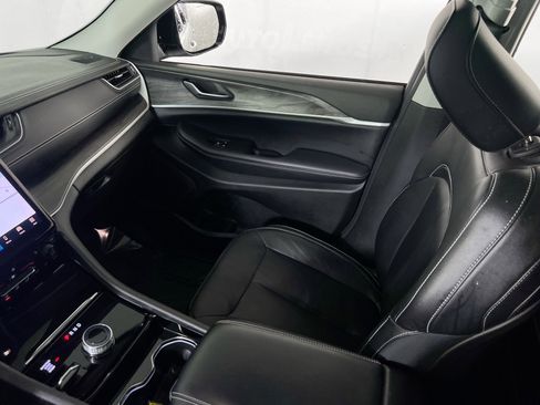 Used 2023 Jeep Grand Cherokee Limited AWD/4WD image 24