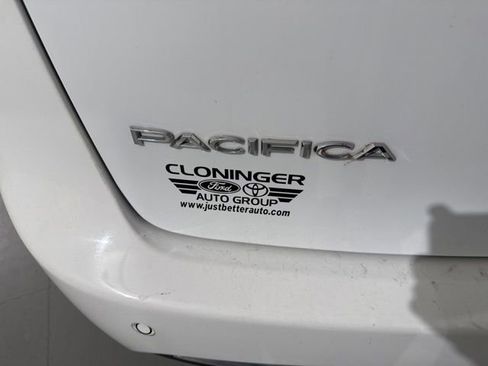 Used 2023 Chrysler Pacifica Limited FWD image 8