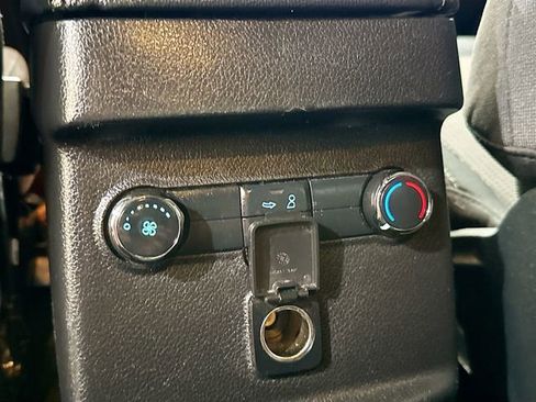 Used 2018 Ford Explorer XLT image 24