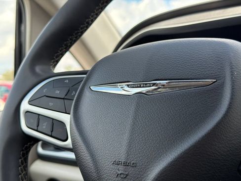 Used 2024 Chrysler Pacifica Touring-L FWD image 28