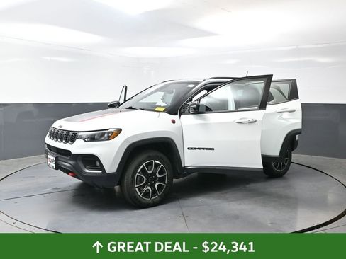 Used 2025 Jeep Compass Trailhawk AWD/4WD image 58
