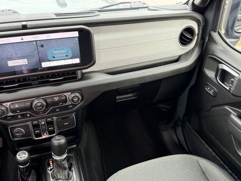 Used 2025 Jeep Gladiator Sport AWD/4WD image 15