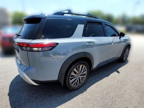 Used 2024 Nissan Pathfinder SL w/ SL Premium Package FWD image 3