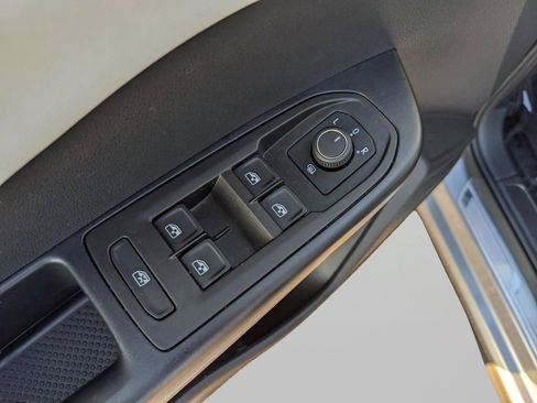 Certified 2025 Volkswagen Taos SE image 15