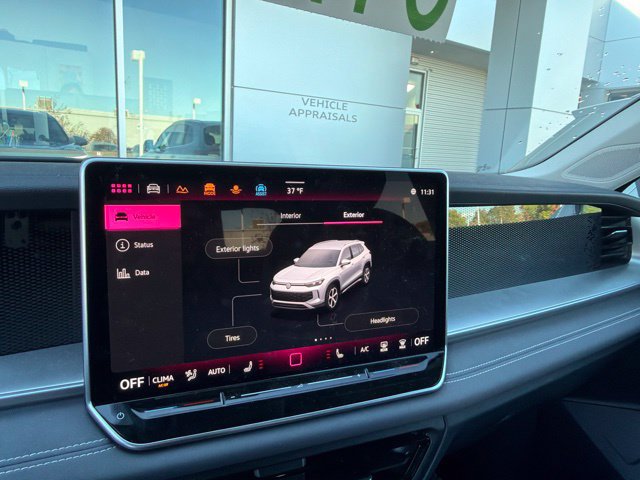 Used 2025 Volkswagen Tiguan SE w/ Panoramic Sunroof Package AWD/4WD image 8