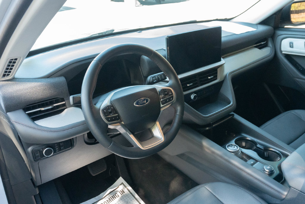 Used 2025 Ford Explorer Active RWD image 16
