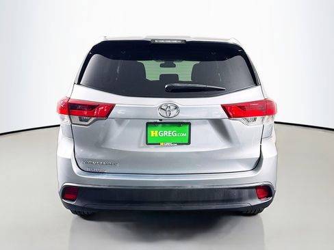 Used 2017 Toyota Highlander LE w/ Carpet Mat Package FWD image 8