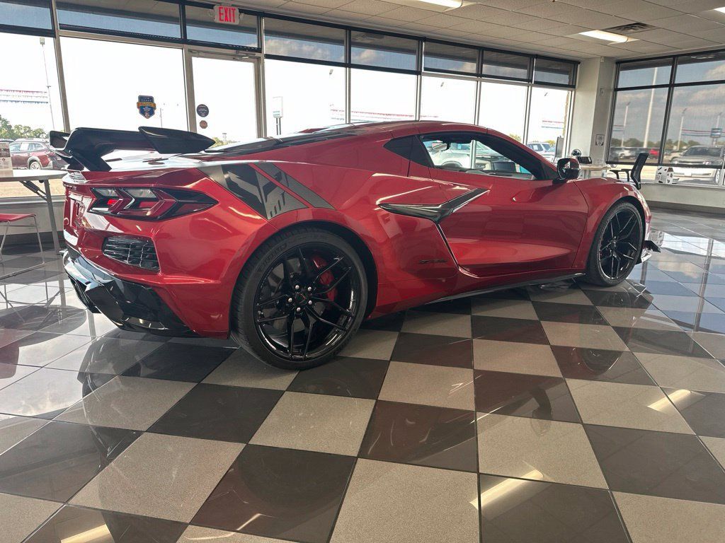Used 2025 Chevrolet Corvette Z06 RWD image 3