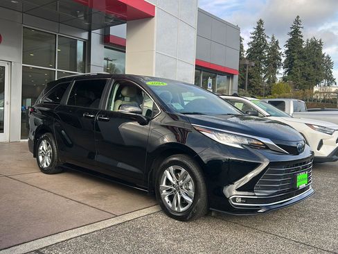 Used 2024 Toyota Sienna Limited AWD/4WD image 5