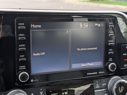 Used 2020 Toyota Highlander XLE AWD/4WD image 22