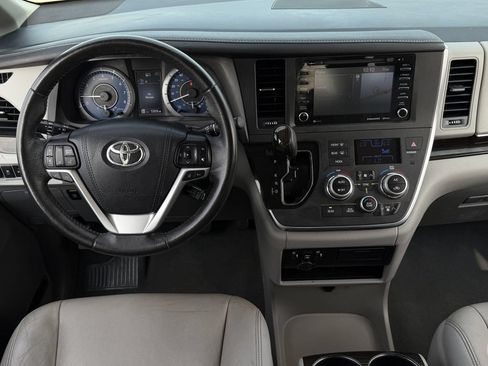 Used 2019 Toyota Sienna XLE w/ XLE Navigation Package FWD image 12