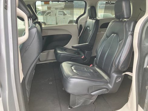 Used 2019 Chrysler Pacifica Touring-L image 13