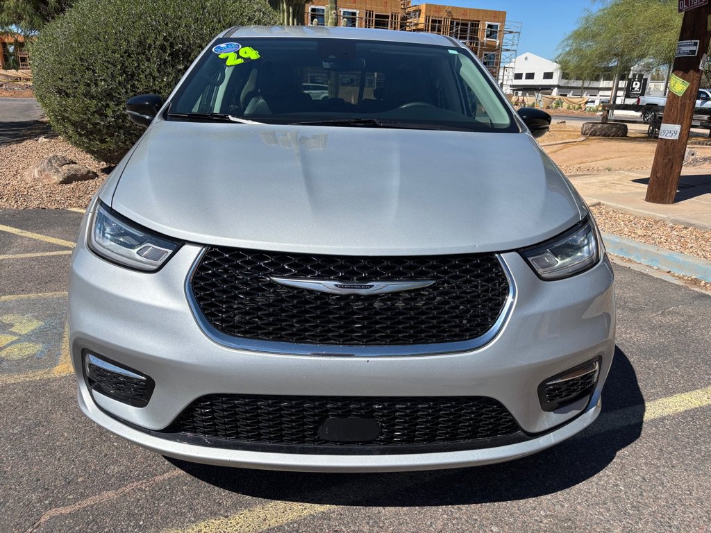 Used 2024 Chrysler Pacifica Touring-L AWD/4WD image 3