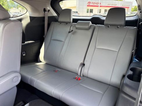 Used 2022 Toyota Highlander XLE AWD/4WD image 10