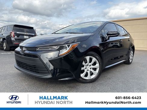 Used 2025 Toyota Corolla LE image 1