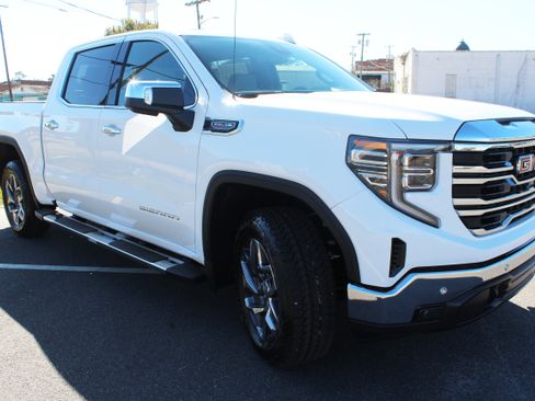 New 2026 GMC Sierra 1500 SLT image 18