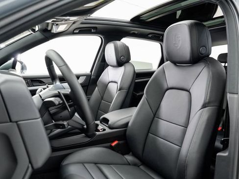 Certified 2025 Porsche Cayenne AWD/4WD image 5