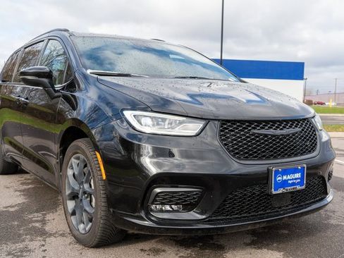 Used 2023 Chrysler Pacifica Touring-L w/ S Appearance Package image 4