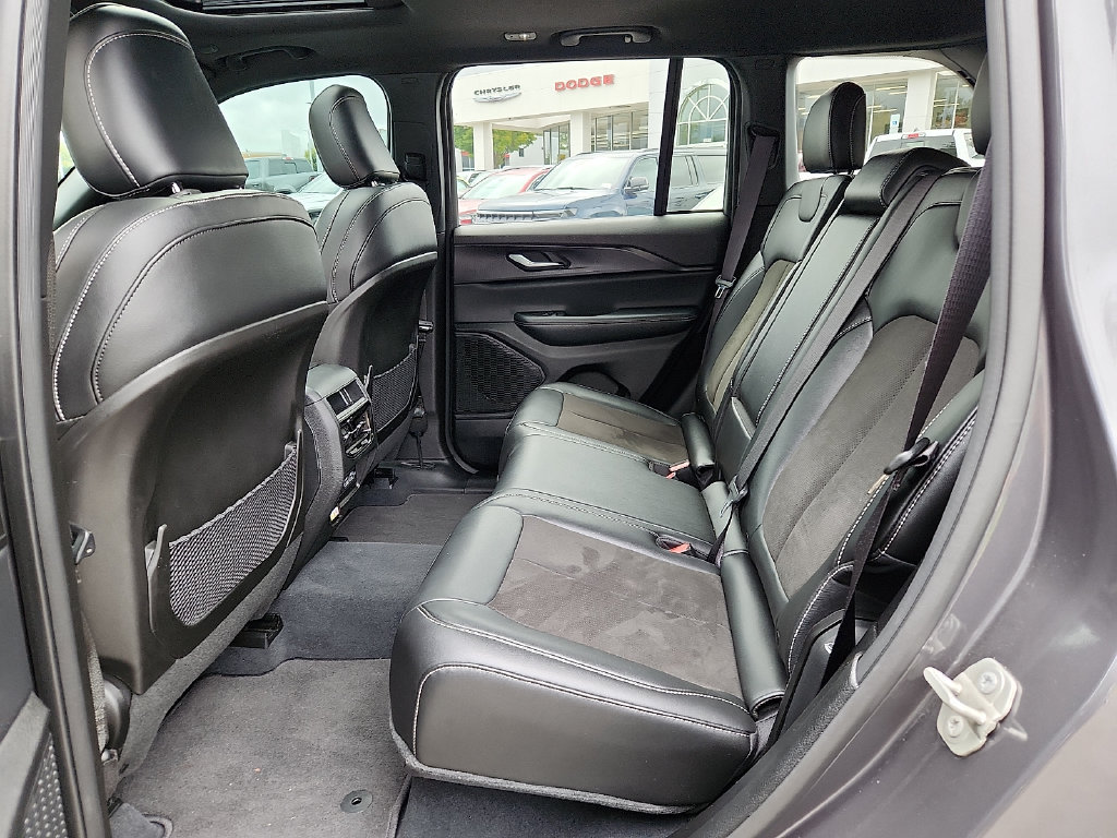Used 2023 Jeep Grand Cherokee Altitude AWD/4WD image 8