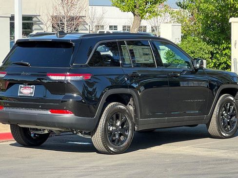 New 2026 Jeep Grand Cherokee Altitude image 4