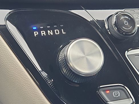 Used 2024 Chrysler Pacifica Touring-L image 13