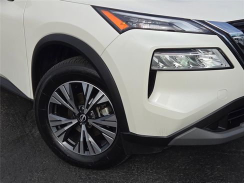 Used 2023 Nissan Rogue SV image 3