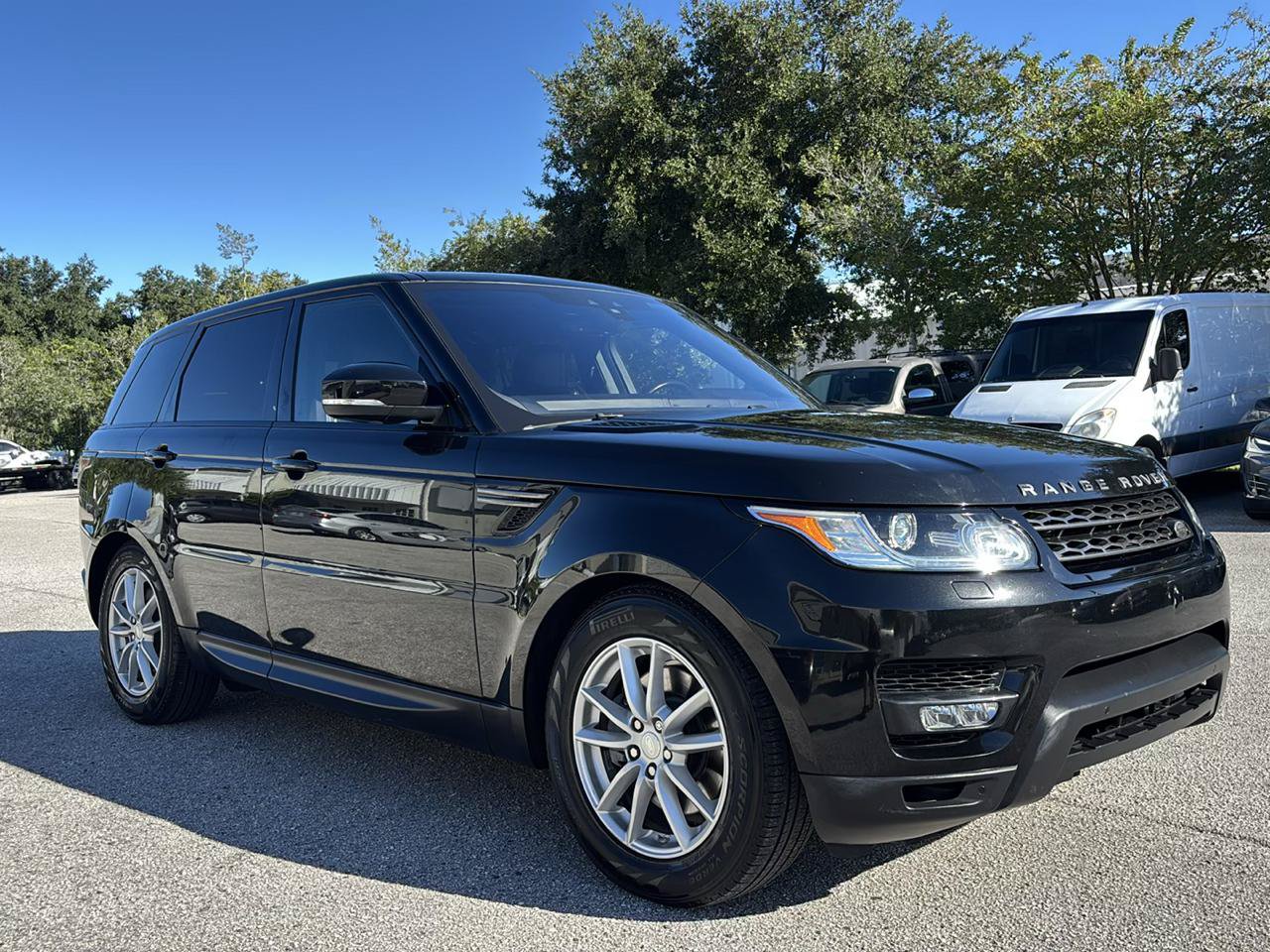 Used 2017 Land Rover Range Rover Sport SE AWD/4WD image 4